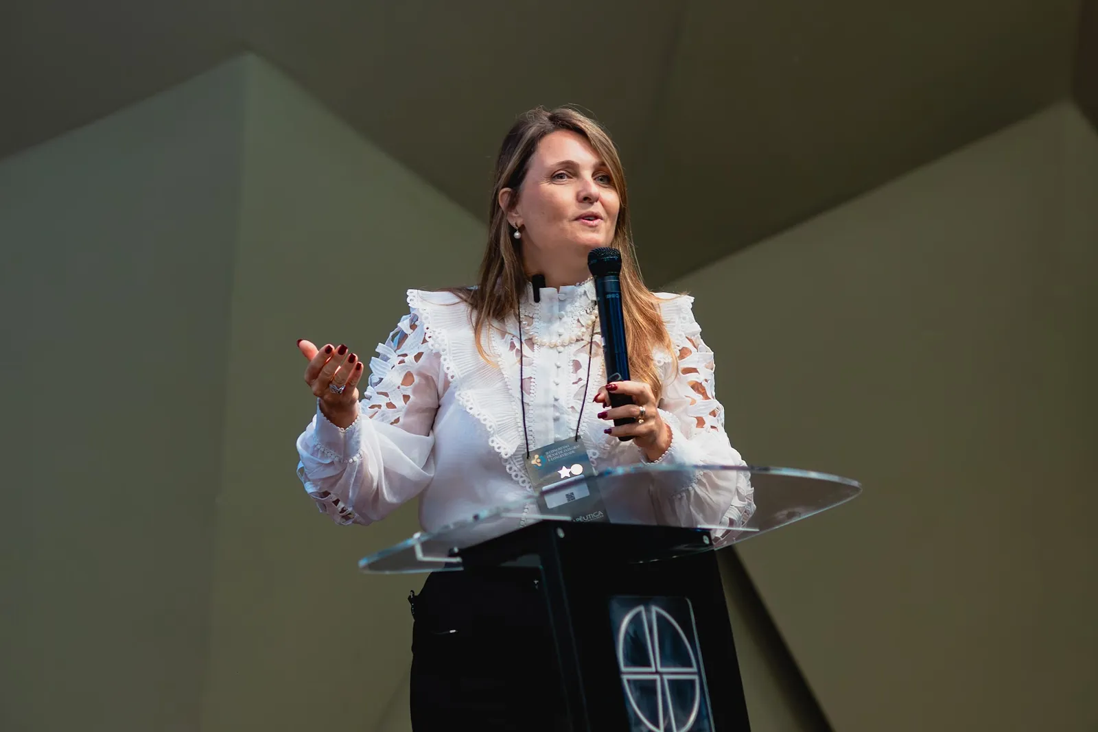 Dra. Elizete Kaffer em palestra, segurando um microfone